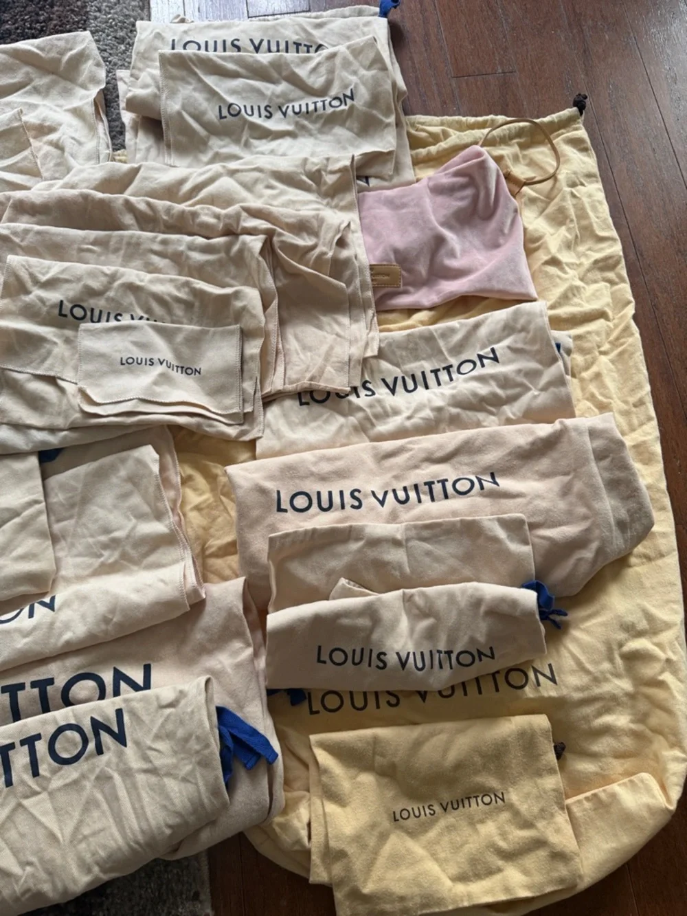 Louis Vuitton Cream Dust Bag assortment - Picture 3 of 3